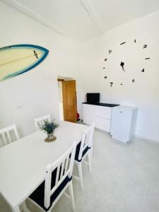 uma sala de jantar com uma mesa e uma prancha de surf na parede em Un Tuffo nel Mare em Levanto mais 13 fotografias