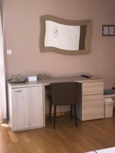 una scrivania in una stanza con uno specchio sulla parete di Zoilo Rooms self check-in a Zara (Zadar)