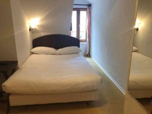 Postel nebo postele na pokoji v ubytování Hôtel-Bar l'Embarcadère