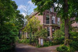 uma casa de tijolos com um portão em frente em Villa Juttershof em Bergen