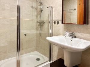 Et badeværelse på CENTRIC APARTMENT with POOL in TOSSA 2 + 15 billeder