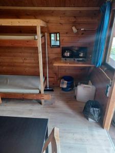 Zimmer mit einem Etagenbett und einem Schreibtisch in einer Hütte in der Unterkunft Trekkershut I Ideale uitvalsbasis op de Veluwe in Epe