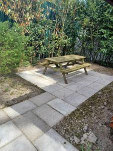 a wooden picnic table sitting on a patio at Trekkershut I Ideale uitvalsbasis op de Veluwe in Epe