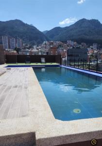 ein Pool auf dem Dach eines Gebäudes in der Unterkunft Moderno Loft en Chapinero in Bogotá