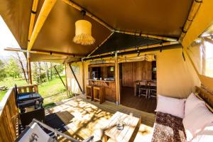 Camping et Lodges de Coucouzac في لاغورس: اطلالة على غرفة معيشة ومطبخ في خيمة