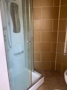 um chuveiro com uma porta de vidro na casa de banho em Villa Gioia em Acqui Terme