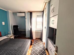 Un dormitorio pequeño con una cama y una ventana. en Peti, en Belgrado
