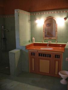 Ksar Oled Cherki的住宿－Auberge Ksar Jallal，一间带水槽、卫生间和镜子的浴室