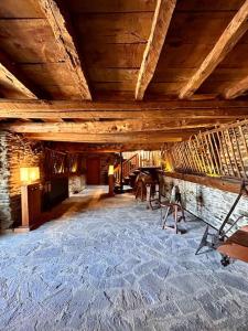Duży pokój z drewnianym sufitem i stołem w obiekcie Cobert de Felip 