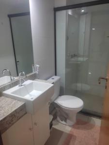 y baño con aseo, lavabo y ducha. en Nomar XI - Gold Flat, en João Pessoa