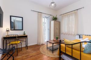 een woonkamer met een bank en een tafel bij Olivia Guest House in Corfu-stad