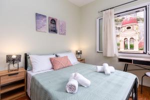 sypialnia z łóżkiem z ręcznikami w obiekcie Olivia Guest House w Korfu