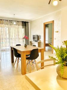 uma sala de estar com mesa e cadeiras em Vittory house em Lido di Ostia