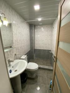e bagno con servizi igienici, lavandino e doccia. di KosMos Guest House a Gyumri