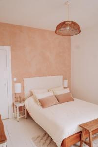 1 dormitorio con cama blanca y mesa en La Parenthèse Voironnaise, charmant petit appart, en Voiron