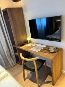 a desk with a television and a chair in a room at Casa Papagayo in Cordoba