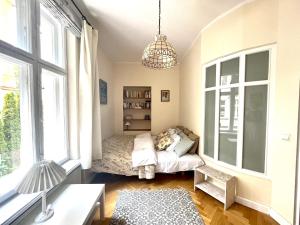 een slaapkamer met een bed en een boekenplank bij Agapella Apartamenty- Apartament Helska 3 - 250m form the beach in Sopot