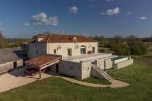 una vista aérea de una casa con piscina en Aux Truffes de Combecave, en Mauroux