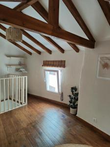 un soggiorno vuoto con pavimenti in legno e finestra di Casa Maria Flora a Ojén