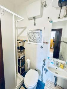 ein Bad mit einem WC und einem Waschbecken in der Unterkunft Petit in Porto Ercole