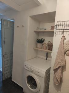 een wasruimte met een wasmachine en droger bij Casa Maria Flora in Ojén