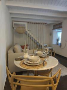 een tafel met borden en wijnglazen in de woonkamer bij Casa Maria Flora in Ojén