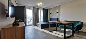 WOW FLOU Przystań Letnica Apartamenty 700m plaża في غدانسك: غرفة معيشة مع طاولة وأريكة