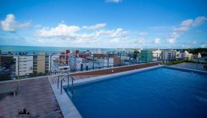 uma grande piscina no topo de um edifício em Nomar IV - Belíssimo Apto no Cabo Branco em João Pessoa