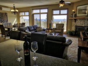 a living room with two wine glasses on a table at MyLutsen in Lutsen