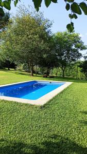 Bazén v ubytovaní A Viña de Lina. Turismo rural con piscina y finca. alebo v jeho blízkosti