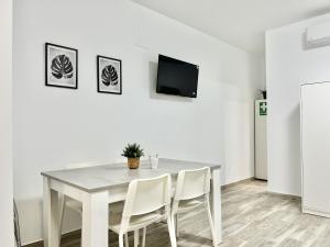 Televízia a/alebo spoločenská miestnosť v ubytovaní Los Tilos Suites-Vialia