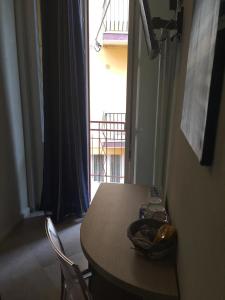 Una mesa y dos sillas en una habitación con ventana. en La Rosa Dei Venti, en Monterosso al Mare