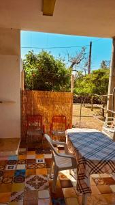 een patio met een tafel en stoelen op een veranda bij Casa Palane in Marina Serra