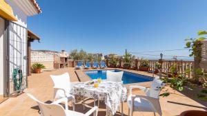 Bazén v ubytování Villa Medina Torrox by Ruralidays nebo v jeho okolí