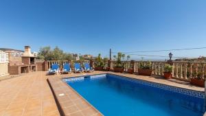 Bazén v ubytování Villa Medina Torrox by Ruralidays nebo v jeho okolí