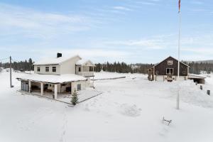 una casa y un granero en la nieve en Granheim en Namsskogan