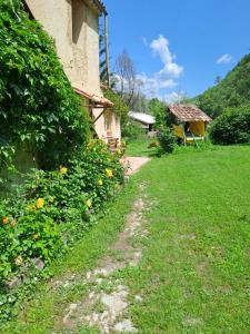 a dirt path next to a house with a building at Ferme La Siberie in Entrevaux