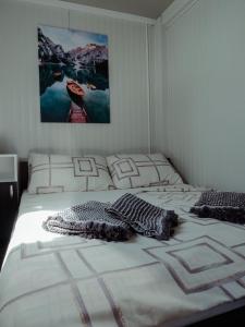 Mobile home Amfora في سفيتي يوراي: غرفة نوم عليها سرير ووسادتين
