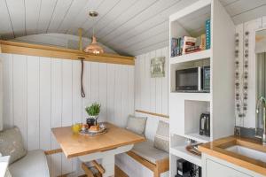 Kuchyň nebo kuchyňský kout v ubytování Cherry Blossom, Devon Hideaways + 14 fotografií