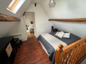 - une chambre avec un lit et du parquet dans l'établissement Le logis d’Aimé, à Saint-Blimont