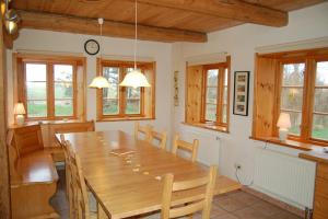 uma sala de jantar com uma mesa de madeira e cadeiras em Alte Stellmacherei Langenhorn em Langenhorn