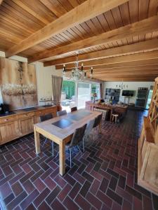 een grote eetkamer met een tafel en een eetkamer bij villa 2be in Balen