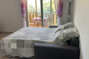 Postel nebo postele na pokoji v ubytování T2 with balcony close to the sea