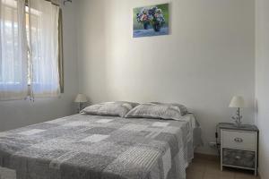 um quarto com uma cama e uma fotografia na parede em T2 with balcony close to the sea em Sainte-Maxime
