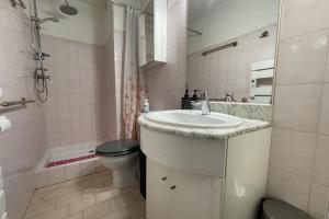 uma casa de banho com um lavatório, um WC e um chuveiro em T2 with balcony close to the sea em Sainte-Maxime