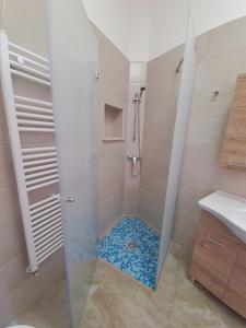 W łazience znajduje się prysznic ze szklanymi drzwiami. w obiekcie Casa Vacanza Fontana w mieście Manduria