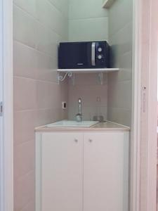 a small kitchen with a sink and a microwave at Casa Vacanza Fontana in Manduria