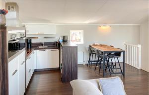 מטבח או מטבחון ב-Cozy Home In Oude Tonge With House Sea View
