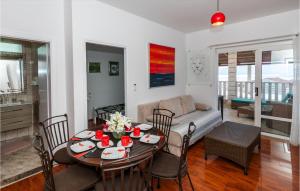 クレックにあるApartment Komarna Komarna Iiiのテーブルとソファのあるリビングルーム