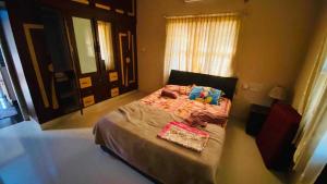 Letto o letti in una camera di His Grace Holiday Home - Nr to Malpe Beach